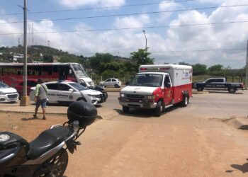Dos mujeres motociclistas resultan lesionadas al chocar en la Flores Magón