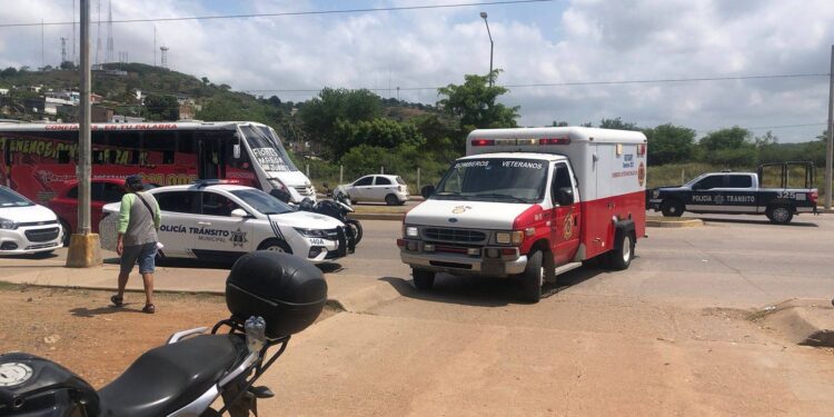 Dos mujeres motociclistas resultan lesionadas al chocar en la Flores Magón