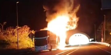 Se incendia autobus de pasajeros en la carretera Mazatlán – Durango