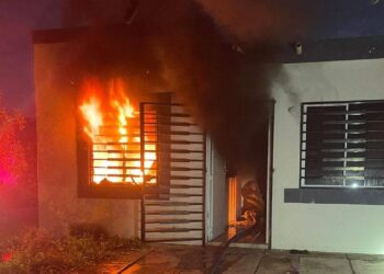 Incendio de vivienda en Urbi Villa moviliza a Bomberos Veteranos durante la madrugada