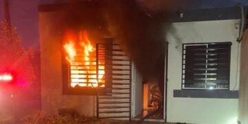 Incendio de vivienda en Urbi Villa moviliza a Bomberos Veteranos durante la madrugada