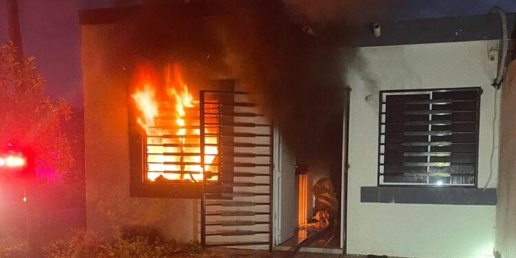 Incendio de vivienda en Urbi Villa moviliza a Bomberos Veteranos durante la madrugada