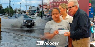 “El que se inunda es la gente pobre”: Rocha Moya en Mazatlán, entrega apoyos y promete solución a fondo