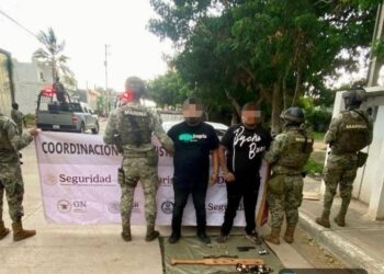 Marina detiene a dos civiles armados en vehículo robado en Mazatlán