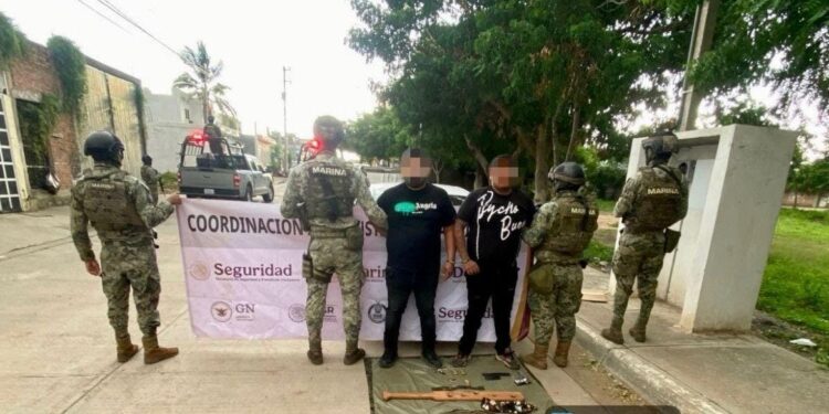 Marina detiene a dos civiles armados en vehículo robado en Mazatlán