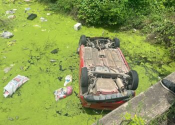 Vuelca vehículo y cae a arroyo al sur de Mazatlán