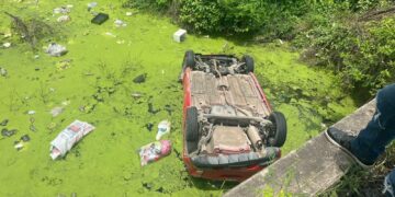 Vuelca vehículo y cae a arroyo al sur de Mazatlán