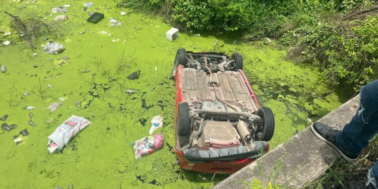 Vuelca vehículo y cae a arroyo al sur de Mazatlán