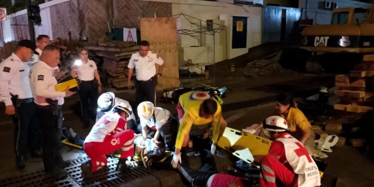 Pareja en motocicleta derrapa en la avenida Camarón Sábalo en Mazatlán