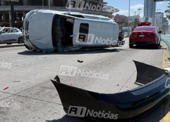 Volcadura sobre Av. Del Mar, en Mazatlán, deja 3 lesionados; el responsable se dio a la fuga