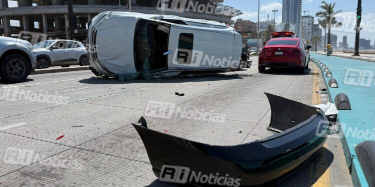 Volcadura sobre Av. Del Mar, en Mazatlán, deja 3 lesionados; el responsable se dio a la fuga