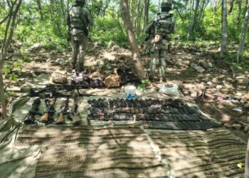 Se enfrentan militares y civiles armados en San Igancio; aseguran arsenal y explosivos
