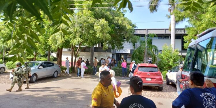 Evacuan a trabajadores y derechohaboentes tras conato de incedio en clínica del ISSSTE, Culiacán