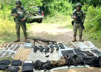 Ejército Mexicano asegura armas largas, municiones y equipo táctico en Elota