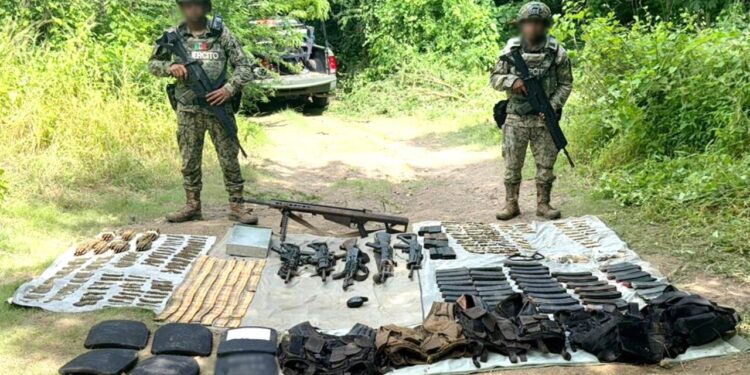 Ejército Mexicano asegura armas largas, municiones y equipo táctico en Elota