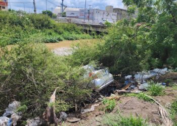 En acto heroico, policías de Tránsito de la SSPyTM rescatan a mujer; su vehículo cayó a un canal