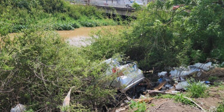 En acto heroico, policías de Tránsito de la SSPyTM rescatan a mujer; su vehículo cayó a un canal