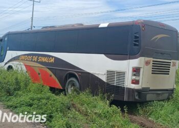 Autobús de Unidos de Sinaloa se sale del camino en Carretera Internacional cerca del Cereso