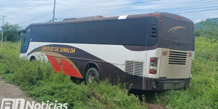 Autobús de Unidos de Sinaloa se sale del camino en Carretera Internacional cerca del Cereso