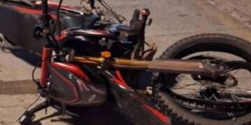Pareja de motociclistas fallecen después de chocar contra palmera en Paseo Claussen