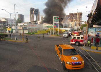 Incendio en bodega de plásticos activa a elementos de emergencia hacia colonia Palos Prietos en Mazatlán