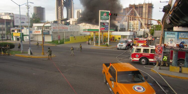 Incendio en bodega de plásticos activa a elementos de emergencia hacia colonia Palos Prietos en Mazatlán