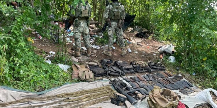 Tras agresión, Ejército detiene a dos civiles con armamento en El Rosario