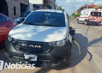 Mujer resulta lesionada en choque de motocicleta y camioneta