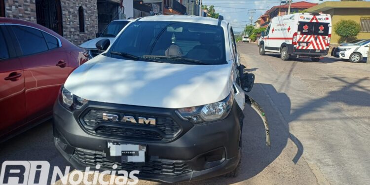 Mujer resulta lesionada en choque de motocicleta y camioneta