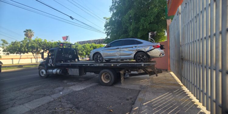 Persecución en Culiacán termina en choque y aseguramiento de vehículo