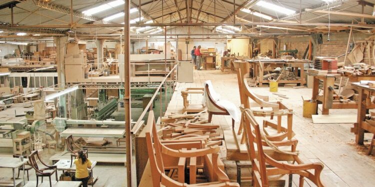 Trump promete aranceles a importaciones de muebles desde todo el mundo