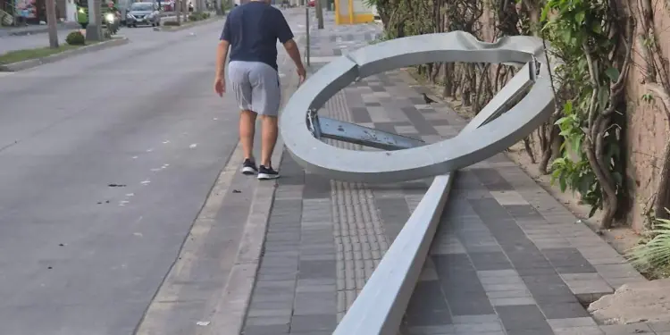 Camioneta derriba luminaria en la Zona Dorada de Mazatlán