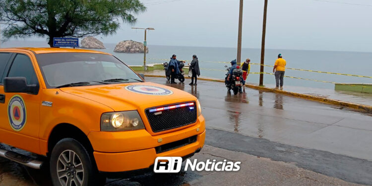 Terreno rocoso sufre deslave en Paseo del Centenario tras lluvias registradas en Mazatlán