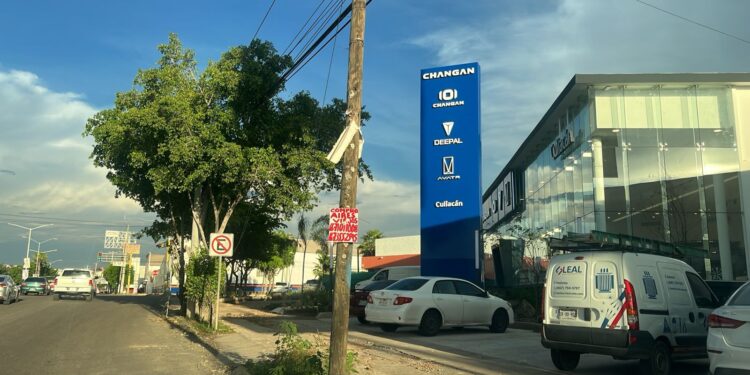 Roban camioneta en exhibición de agencia Changan en Los Pinos