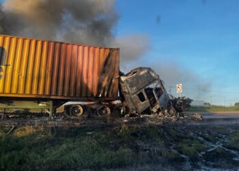 Muere calcinado chofer de tráiler tras chocar en la México 15 en Batamote, Guasave