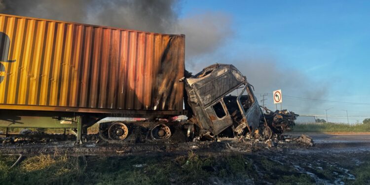 Muere calcinado chofer de tráiler tras chocar en la México 15 en Batamote, Guasave