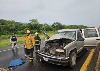 Camioneta se impacta contra maquinaria de campo en la Maxipista Culiacán-Mazatlán