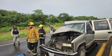 Camioneta se impacta contra maquinaria de campo en la Maxipista Culiacán-Mazatlán
