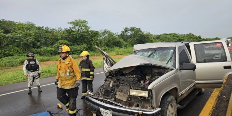Camioneta se impacta contra maquinaria de campo en la Maxipista Culiacán-Mazatlán