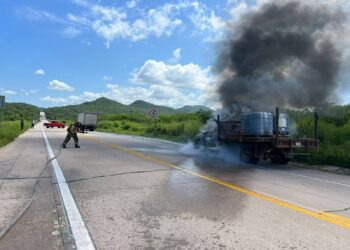 Se incendia camioneta en la carretera Mazatlán – Tepic a la altura de Villa Unión