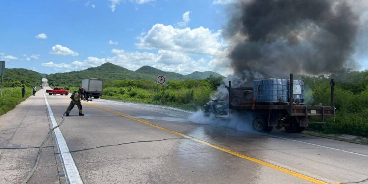Se incendia camioneta en la carretera Mazatlán – Tepic a la altura de Villa Unión
