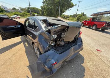 Colisionan por alcance camioneta y automóvil en Valles de El Ejido