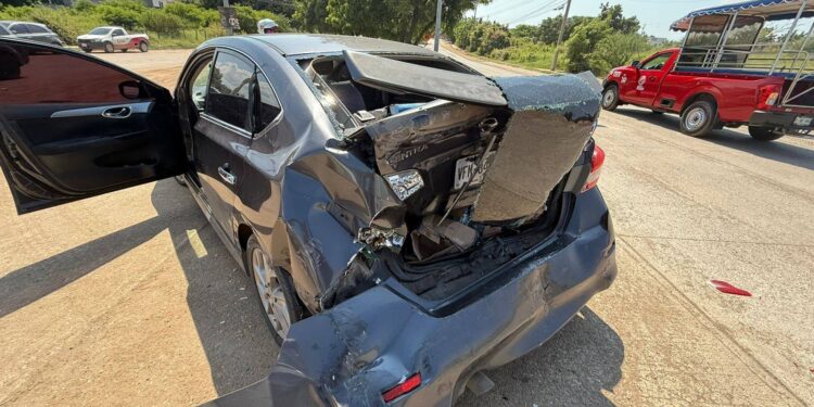 Colisionan por alcance camioneta y automóvil en Valles de El Ejido