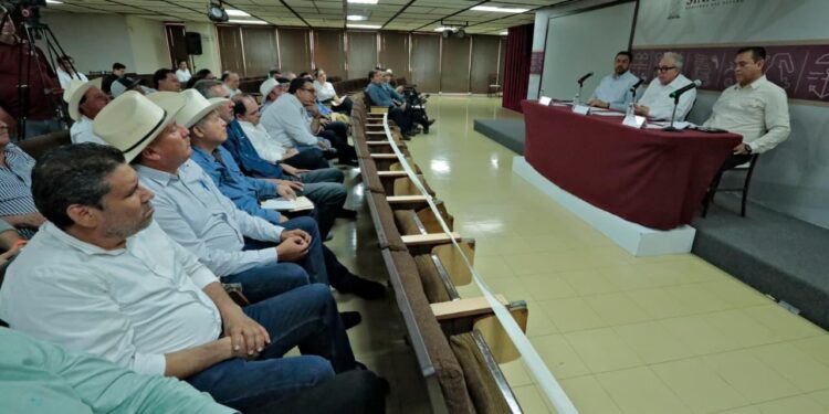 Sostiene gobernador Rocha reunión de trabajo con liderazgos agrícolas del estado