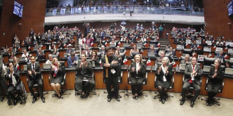 Rinden protesta 875 juzgadores como integrantes del nuevo Poder Judicial