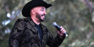 Lupillo Rivera revela que ya no escucha de un oído: “En los conciertos me guío por la vibración del escenario”