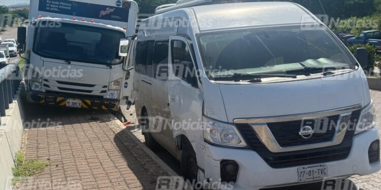 Choque entre camión refresquero y camioneta deja 15 lesionados al norte de Mazatlán