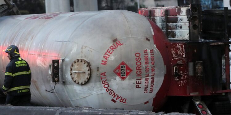 Aumentan a 14 los muertos por la explosión de una pipa de gas en Iztapalapa