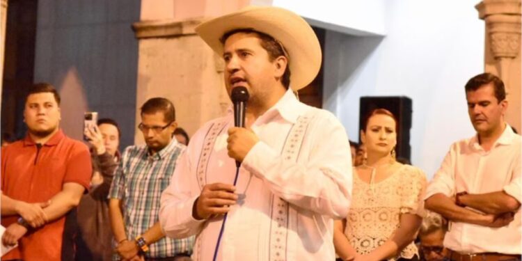 Alcalde de Uruapan advierte un levantamiento de armas por violencia de cárteles: “La gente está hasta la ching…”