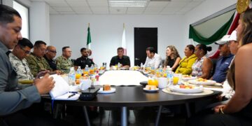 SSP Sinaloa, Economía, Turismo y Fuerzas Armadas se reúnen con empresarios, restauranteros, comerciantes y pescadores de Altata; acuerdan el reforzamiento de acciones preventivas y de proximidad de #RutaSegura